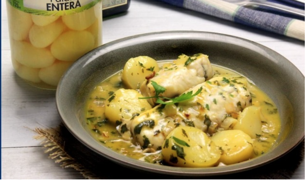 Ensalada de pimientos asados atún y huevo con merluza en salsa verde